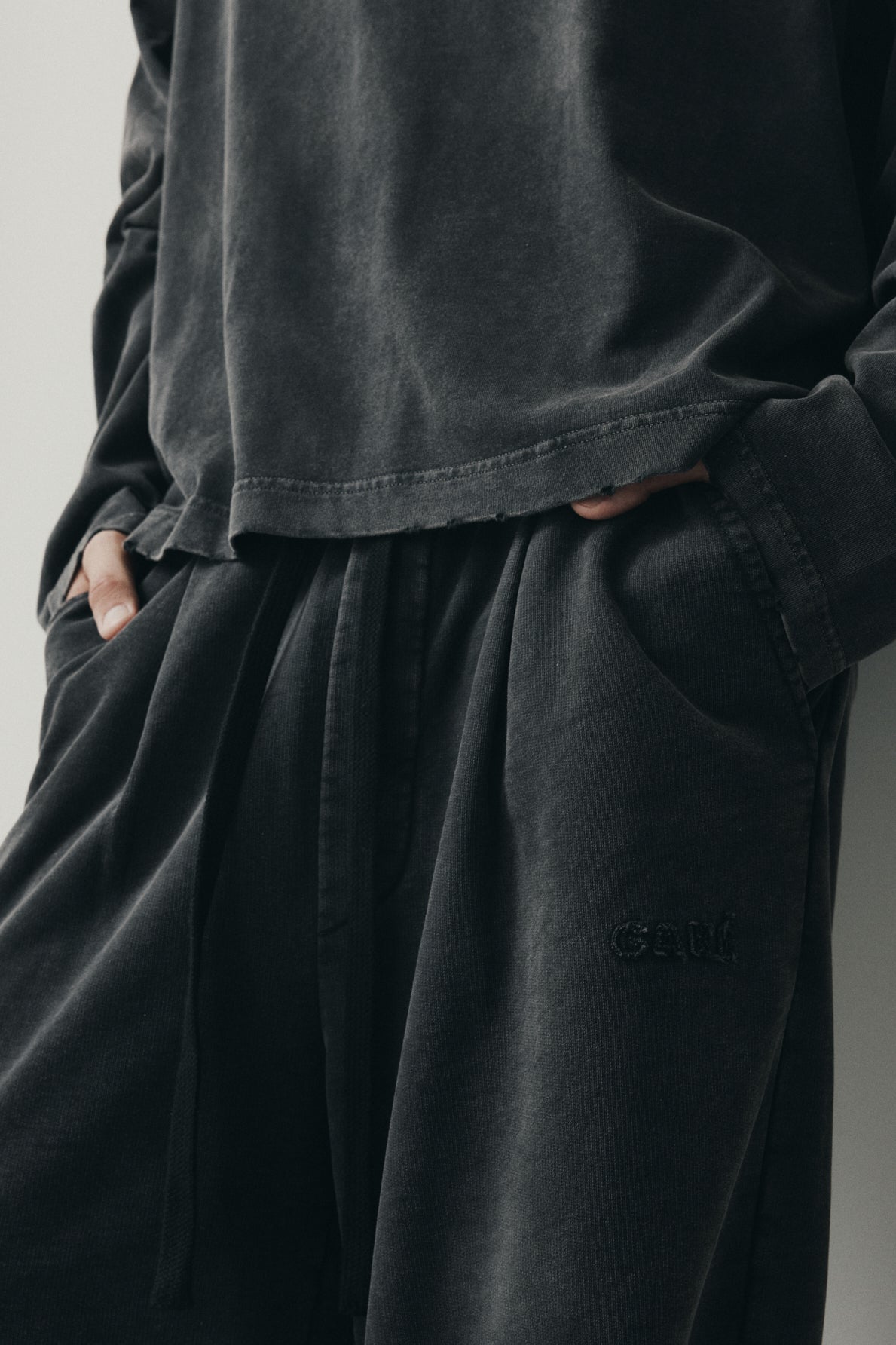 Relaxed Pleated Sweatpants – Vintage Black